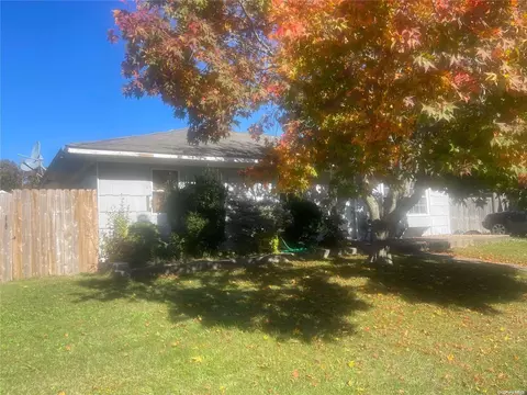9 Dreamland St, Mastic, NY 11950