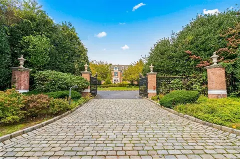 8 Orchard Ln, North Hempstead, NY 11568