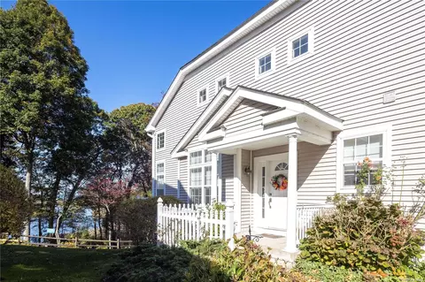 33 Big Pond Ln #33, Riverhead, NY 11901