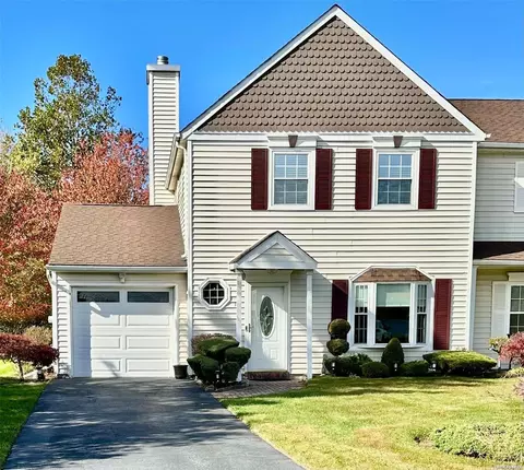 19 Badger Trl #19, Coram, NY 11727