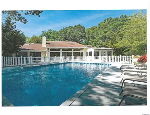 18 Midhampton Ave, Quogue, NY 11959
