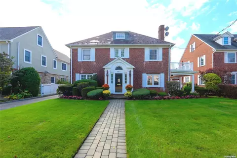360 Demott Ave, Rockville Centre, NY 11570