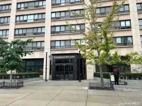 300 W 110th St #6D, New York, NY 10026