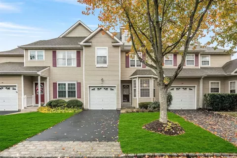 37 Snowdance Ln #37, Nesconset, NY 11767