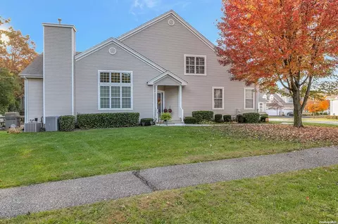 1 Emilie Dr #1, Center Moriches, NY 11934
