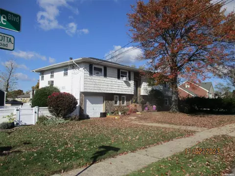 43 Deauville Blvd, Copiague, NY 11726