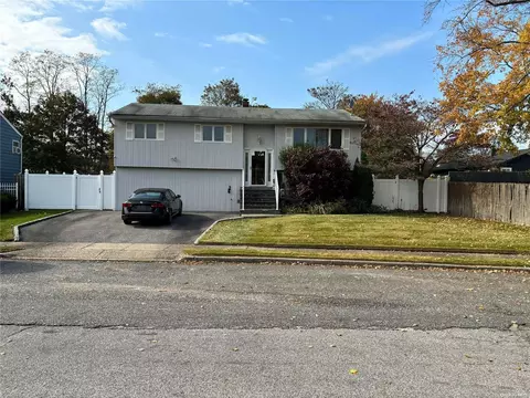 18 Maylen Dr, Brentwood, NY 11717