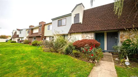 52 Pointe Cir S #52, Coram, NY 11727