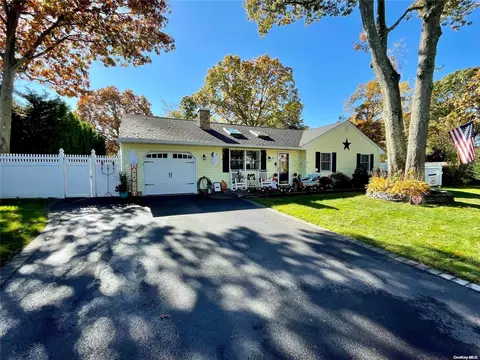 24 Wyeth St, Selden, NY 11784