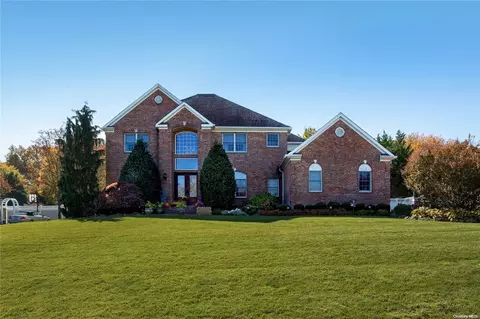 128 Majestic Dr, Dix Hills, NY 11746