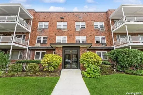 20 Hillpark Ave #1A, North Hempstead, NY 11021