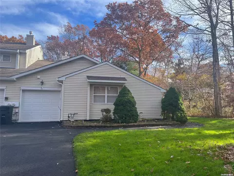61 Cobbleridge Ln #61, Manorville, NY 11949