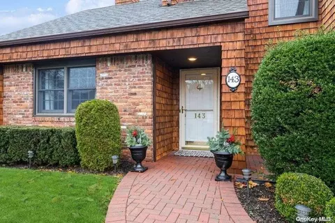 143 Baywoods Ln #143, Bay Shore, NY 11706