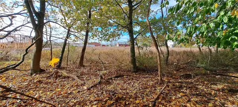 140 Arshamomaque Ave, Southold, NY 11971