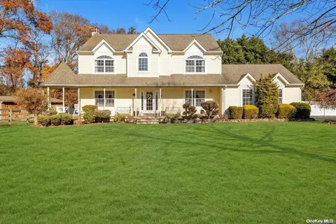 2 Bluegrass Ct, Aquebogue, NY 11931