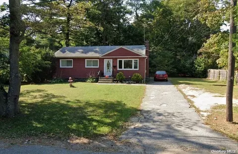 20 Grant Ave, Brentwood, NY 11717