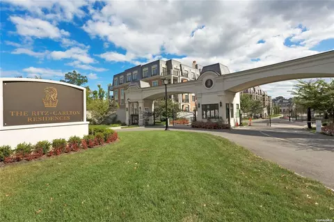 6000 Royal Ct #6112, North Hempstead, NY 11040