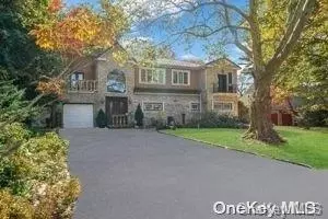 8 Ridge Dr E, North Hempstead, NY 11576