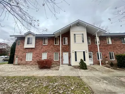19 Kiowa Ct #1, Coram, NY 11727