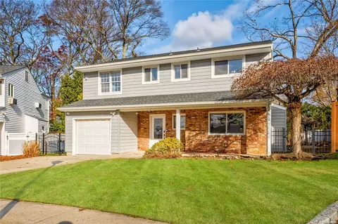 18 Crest Hill Ct, Huntington Station, NY 11746