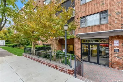 100 Clinton Ave #1F, North Hempstead, NY 11501