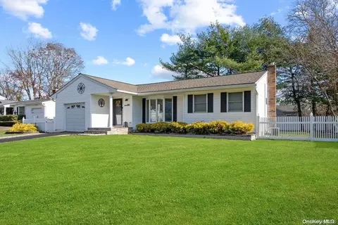 583 Bayport Ave, Bayport, NY 11705