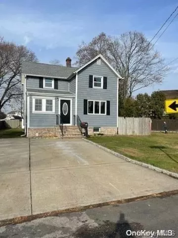 25 Bruce St, West Babylon, NY 11704