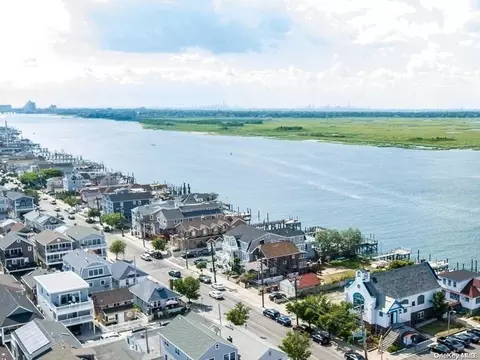 557 W Bay Dr, Long Beach, NY 11561