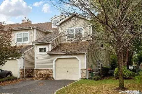 135 Carriage Ln #135, Plainview, NY 11803