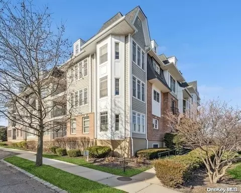 121 Roosevelt Way #121, North Hempstead, NY 11590