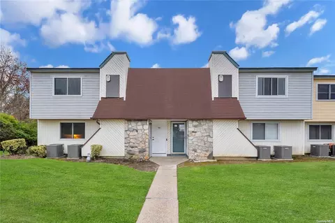 46 Pointe Cir S #46, Coram, NY 11727