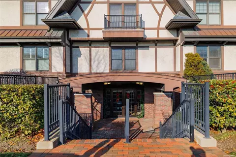 77 Maple Ave #105, Rockville Centre, NY 11570