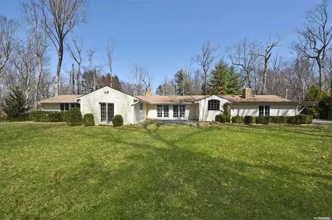 1 Parish Dr, Locust Valley, NY 11560