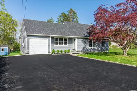 970 Village Ln, Mattituck, NY 11952