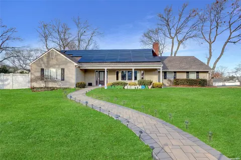 33 Whitfield Ln, Coram, NY 11727