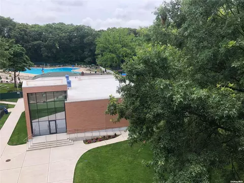 21106 75th Ave #6D, Oakland Gardens, NY 11364