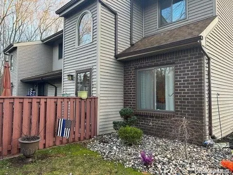 899 Skyline Dr #899, Coram, NY 11727