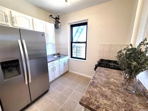 21-06 35th St #5H, New York, NY 11105
