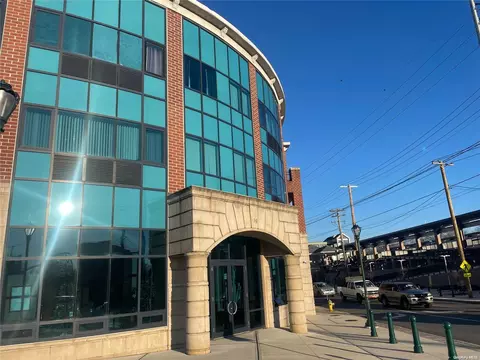 130 Post Ave #228, North Hempstead, NY 11590