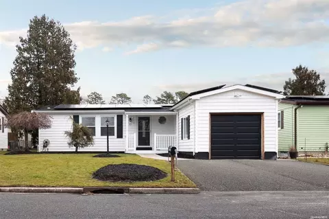 27 Lime Tree Dr #27, Manorville, NY 11949