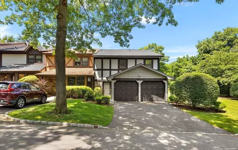1 Sheffield Hl #1, Woodbury, NY 11797