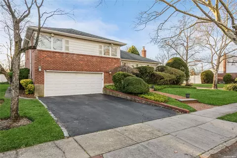 877 Roxbury Dr, North Hempstead, NY 11590