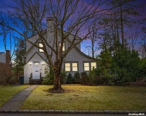 7 Brampton Ln, North Hempstead, NY 11023