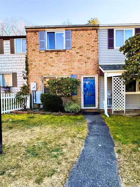 209 Hill Rise #209, Calverton, NY 11933