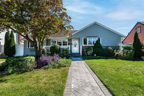 4 Shawnee Dr, Massapequa, NY 11758