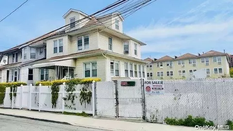 13-58 Chandler St, New York, NY 11691