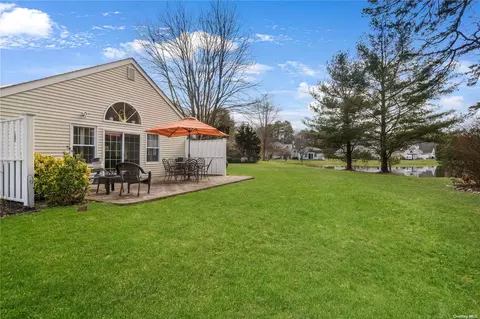185 Gothic Cir #185, Manorville, NY 11949