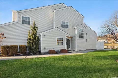 200 Gothic Cir #200, Manorville, NY 11949