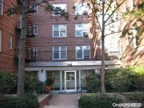 43-36 Robinson St #2F, Flushing, NY 11355