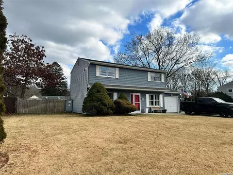 7 Tarpon Ln, Centereach, NY 11720